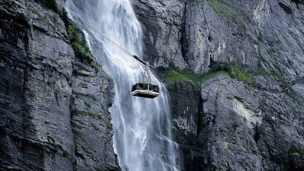Đi cáp ngắm thác ở thung lũng Lauterbrunnen - Ảnh: myswitzerland