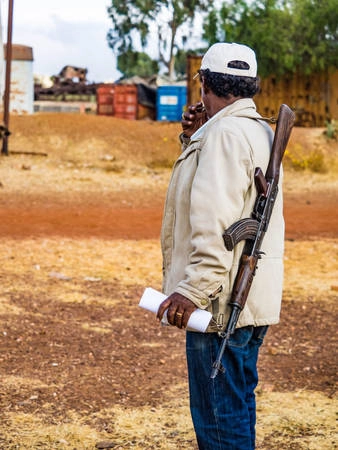 Bảo vệ mang súng AK47 ở Eritrea Bảo vệ mang súng AK47 ở Eritrea