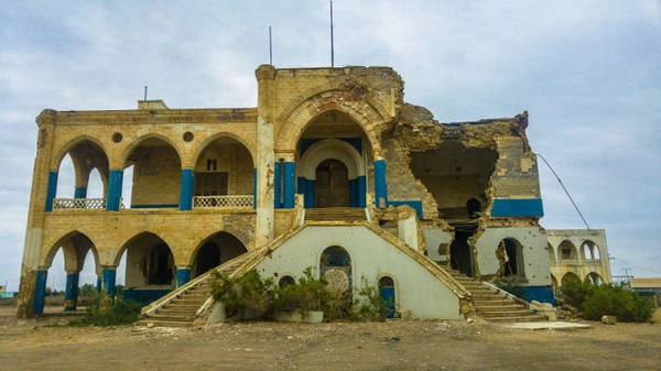 Những gì còn lại của lâu đài Haile Selassie ở ngoại ô thị trấn cổ Massawa Những gì còn lại của lâu đài Haile Selassie ở ngoại ô thị trấn cổ Massawa