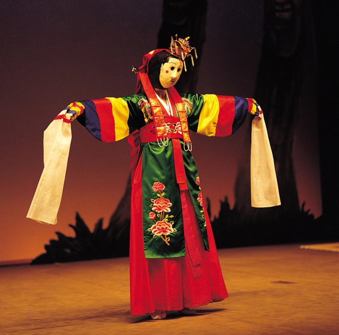 Các diễn viên đeo mặt nạ thường mặc những chiếc áo lụa hanbok hoặc quần áo truyền thống đầy màu sắc. Phần tay áo dài, màu trắng giúp chuyển động của diễn viên trở nên sinh động hơn, nhất là khi họ đeo mặt nạ có hàm cố định làm ẩn đi biểu cảm gương mặt. Ảnh: antiquealive. Các diễn viên đeo mặt nạ thường mặc những chiếc áo lụa hanbok hoặc quần áo truyền thống đầy màu sắc. Phần tay áo dài, màu trắng giúp chuyển động của diễn viên trở nên sinh động hơn, nhất là khi họ đeo mặt nạ có hàm cố định làm ẩn đi biểu cảm gương mặt. Ảnh: antiquealive.
