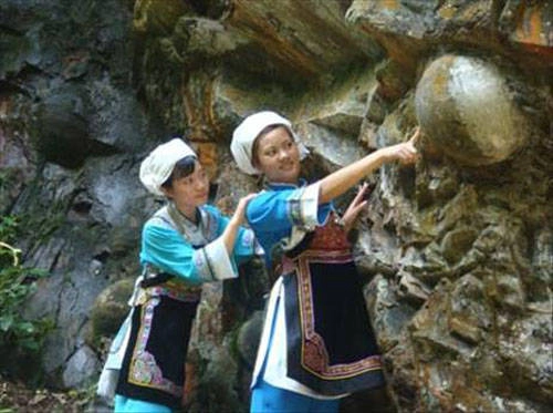 Nằm ở khu vực xa xôi của tỉnh Quý Châu, phía tây nam Trung Quốc là ngôi làng nhỏ Gulu Zhai. Đây là nơi sinh sống gần 1.000 năm qua của nhóm người dân tộc thiểu số Shui, theo Guizhou Metropolis News.