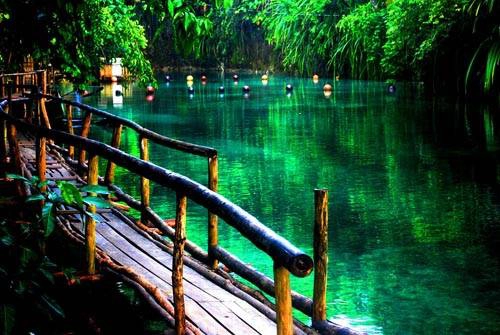 Thời điểm này, nhiều trang web du lịch đã đưa ra cảnh báo du khách nên phối hợp với văn phòng du lịch địa phương khi có ý định tới thăm con sông này. Cơ quan an ninh của Philippines đã ghi nhận sự có mặt của các nhóm nổi dậy trong khu vực Caraga, bao gồm cả Surigao del Sur, nơi có con sông thần thánh đang ngày đêm chảy ra biển lớn.