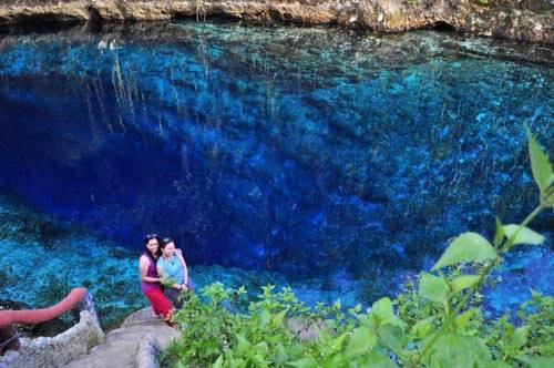 Từ sân bay nội địa của thành phố Butuan, bạn có thể bắt xe tới thẳng thị trấn Hinatuan. Tới gần nơi có biển báo Hinatuan Enchanted River, bạn xuống đi bộ, sau đó thuê xe máy đi qua một con đường đất, xuyên rừng và đến dòng sông. Bạn cũng có thể đi từ thành phố Davao, bắt xe bus tới chỗ cắm biển báo.
