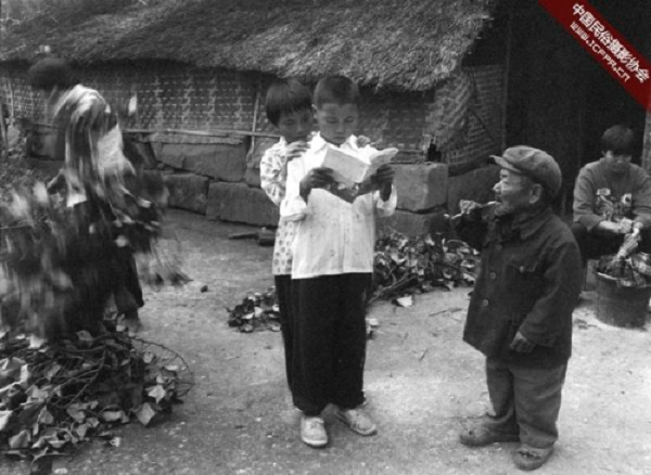 Theo Telegraph, giữa những năm 1920 - 1970, một dịch bệnh hiểm nghèo đã hủy hoại cuộc sống hạnh phúc của dân làng Yangsi, chủ yếu tác động lên lũ trẻ. Làng chỉ có hơn 100 hộ gia đình, hơn một nửa trong số đó có con nhỏ đột nhiên mắc bệnh trong khoảng 3-8 tuổi. Lũ trẻ bị đau đầu gối, yếu tay và chân, mất khả năng vận động, cha mẹ chúng lo lắng đến y sĩ nhưng không tìm được nguyên nhân. Vài năm sau khi gặp phải những triệu chứng trên, bọn trẻ không cao lên nữa. Người làng hoang mang, bởi họ sống trong một vùng, uống cùng một giếng nước, lấy lương thực từ cùng một mảnh đất, và những đứa trẻ không phải kết quả của hôn nhân cận huyết thống. Ảnh: ​Wu Chuanming.