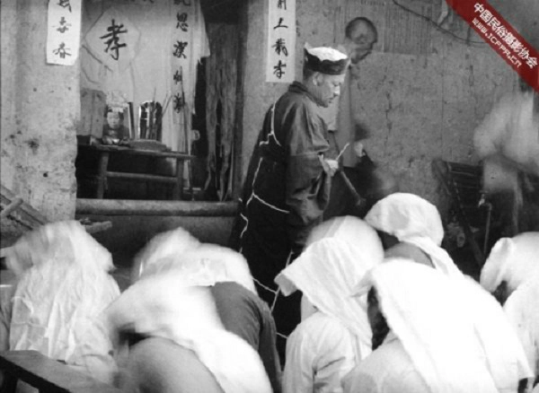 Giả thuyết khác được đưa ra là hậu quả của khí độc sau cuộc xâm lăng của đế quốc Nhật. Nhưng trên thực tế, người Nhật chưa bao giờ đặt chân đến vùng đất này. Trong khi ý kiến khác lại cho rằng đây là sự trừng phạt của tổ tiên họ, vì trước đây người chết không được mai táng chu đáo. Thậm chí còn có câu chuyện về của lời nguyền của một con rùa đen. Sau khi thấy con vật kì lạ này, dân làng đã giết và ăn thịt nên nó đổ cơn thịnh nộ lên thế hệ tương lai. Ảnh: Procaffenation.