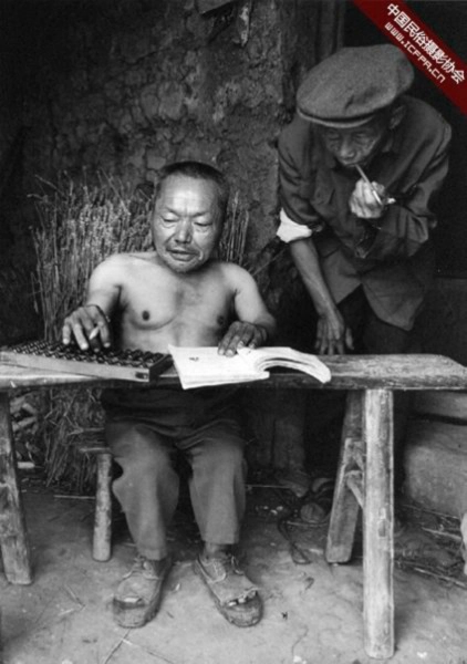 Cao 86 cm, Liu Peixiao, được coi như "người đàn ông bỏ túi". Ông từng đi học sớm và giỏi dùng bàn tính, sau trở thành kế toán cho người làng. Liu may mắn kết hôn với một phụ nữ cao gấp đôi mình. Họ có hai con trai và một con gái, cậu út khá nhất vì đậu vào một trường đại học danh tiếng. Nhà không có điều kiện, ông Liu cố gắng vay mượn cho con đi học, với mong muốn con trai sẽ kiếm được một công việc tốt ở thành phố. Ảnh: ​Wu Chuanming.