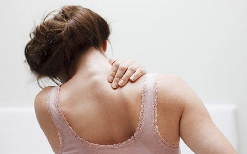 Đau sau vai kèm hơi thở ngắn sau sinh thiết phổi có sao không?