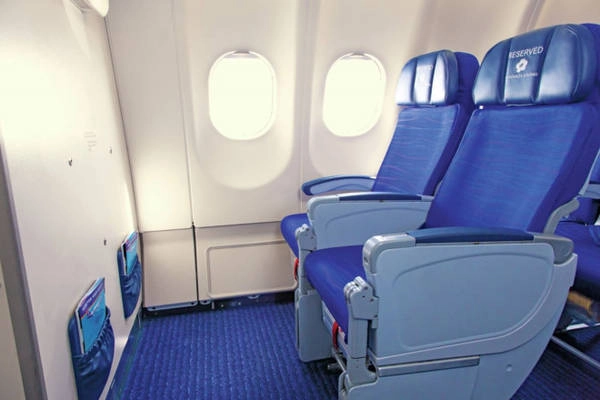 Hàng ghế cạnh vách ngăn chia khu sẽ có chỗ để chân thoải mái hơn. Ảnh: DestinAsia. Hàng ghế cạnh vách ngăn chia khu sẽ có chỗ để chân thoải mái hơn. Ảnh: DestinAsia.
