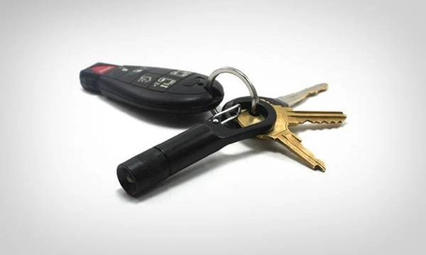 Một chiếc móc chìa khóa đa năng có thể giúp bạn xử lý nhiều tình huống khẩn cấp. Ảnh: Pinterest. Một chiếc móc chìa khóa đa năng có thể giúp bạn xử lý nhiều tình huống khẩn cấp. Ảnh: Pinterest.