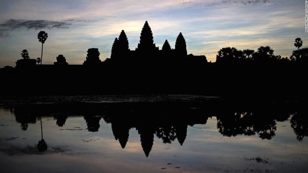 Bạn có đi thăm Angkor Wat thế này không? Sáng dậy từ 4h, vài tiếng sau vẫn còn đang đứng xếp hàng chờ vào chụp ảnh trước Ta Prohm, để rồi sau cùng được một loạt ảnh na ná giống nhau, và cả chục năm sau cũng chẳng lấy ra xem được vài lần. Nghe thấy hơi nực cười, nhưng trên thực tế tuần nào cũng có hàng ngàn lượt khách tham quan lặp lại cảnh này. Bạn có đi thăm Angkor Wat thế này không? Sáng dậy từ 4h, vài tiếng sau vẫn còn đang đứng xếp hàng chờ vào chụp ảnh trước Ta Prohm, để rồi sau cùng được một loạt ảnh na ná giống nhau, và cả chục năm sau cũng chẳng lấy ra xem được vài lần. Nghe thấy hơi nực cười, nhưng trên thực tế tuần nào cũng có hàng ngàn lượt khách tham quan lặp lại cảnh này.
