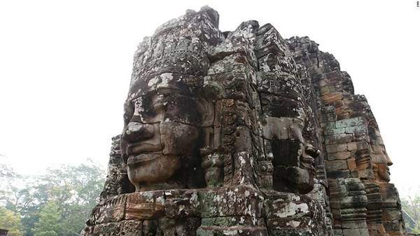 Du khách nên có một cách nhìn mới về Angkor Wat, rằng đây không phải là một quần thể đền chùa, mà là một thành phố khổng lồ với một số ngôi chùa trong đó. Và cần luôn tâm niệm rằng, thành phố này chưa từng bị chôn vùi trong rừng cây, mà là toàn bộ cảnh quan nơi đây bị phá hủy hoàn toàn, thay vào đó là ruộng lúa và các đền chùa dát vàng. Du khách nên có một cách nhìn mới về Angkor Wat, rằng đây không phải là một quần thể đền chùa, mà là một thành phố khổng lồ với một số ngôi chùa trong đó. Và cần luôn tâm niệm rằng, thành phố này chưa từng bị chôn vùi trong rừng cây, mà là toàn bộ cảnh quan nơi đây bị phá hủy hoàn toàn, thay vào đó là ruộng lúa và các đền chùa dát vàng.