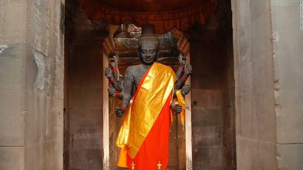 Nhiều người đi ngay bên cạnh tượng thần Vishnu - phía tây cổng vào Angkor Wat - mà không hề để ý về ý nghĩa của tượng. Thực ra đối với người dân địa phương, đây là một bức tượng rất quan trọng, vì đối với họ Vishnu là thần của đạo Hindu, thống trị mọi tinh thần tín ngưỡng ở Siem Reap. Vì vậy, du khách tới đây có thể ngắm nhìn cảnh người dân bày tỏ lòng tôn thờ vị thần này của họ, thấy được mối quan hệ mật thiết giữa một bức tượng cổ xưa nhưng có giá trị to lớn như thế nào đối với cuộc sống tinh thần thời hiện đại ngày nay. Nhiều người đi ngay bên cạnh tượng thần Vishnu - phía tây cổng vào Angkor Wat - mà không hề để ý về ý nghĩa của tượng. Thực ra đối với người dân địa phương, đây là một bức tượng rất quan trọng, vì đối với họ Vishnu là thần của đạo Hindu, thống trị mọi tinh thần tín ngưỡng ở Siem Reap. Vì vậy, du khách tới đây có thể ngắm nhìn cảnh người dân bày tỏ lòng tôn thờ vị thần này của họ, thấy được mối quan hệ mật thiết giữa một bức tượng cổ xưa nhưng có giá trị to lớn như thế nào đối với cuộc sống tinh thần thời hiện đại ngày nay.