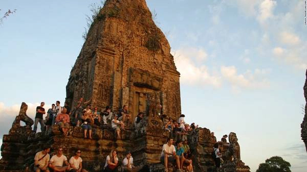 Du khách giảm bớt áp lực cho bản thân bằng cách chọn một số điểm tham quan khác bớt đông người. Trang Angkorsunsets.com đưa ra một số lựa chọn, giả dụ như sau khi tham quan hai điểm chính nhất là Angkor và Bayon, khi nhiều người quay về Siem Reap ăn trưa, bạn có thể đi thêm một số nơi khác; hoặc nếu gặp đúng một đoàn du lịch đông nghịt vào Ta Prohm, bạn có thể chuyển hướng sang Preah Khan gần đó. Du khách giảm bớt áp lực cho bản thân bằng cách chọn một số điểm tham quan khác bớt đông người. Trang Angkorsunsets.com đưa ra một số lựa chọn, giả dụ như sau khi tham quan hai điểm chính nhất là Angkor và Bayon, khi nhiều người quay về Siem Reap ăn trưa, bạn có thể đi thêm một số nơi khác; hoặc nếu gặp đúng một đoàn du lịch đông nghịt vào Ta Prohm, bạn có thể chuyển hướng sang Preah Khan gần đó.