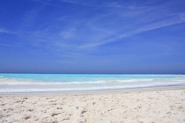 Spiagge Bianche, mang ý nghĩa “những bãi biển cát trắng” nằm tại thị trấn Rosignano Solvay, miền nam Tuscany thu hút hàng nghìn khách du lịch mỗi năm. Tuy nhiên, ít ai biết rằng đằng sau làn nước trong xanh và cát trắng tuyệt đẹp kia là một bí mật đáng sợ. Thực tế, cát trắng tại đây không phải cát tự nhiên mà là chất thải công nghiệp của nhà máy hoá chất Solvay nằm cách đó không xa. Ảnh: Flickr.