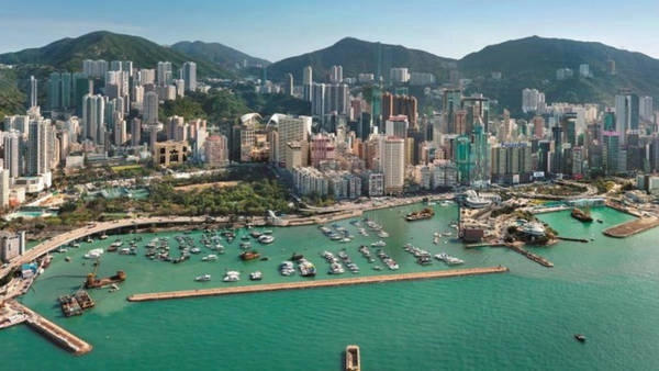 Sự phát triển vượt bậc của Hong Kong trong những năm gần đây cũng được cho là nhờ phong thủy tốt. Thành phố này có núi sau lưng và nước phía trước - một địa hình tốt trong các nguyên lý phong thủy. Ảnh: SCMP.