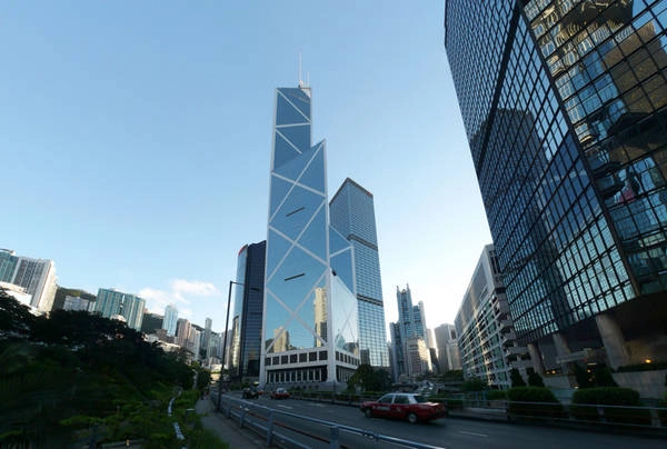 Tháp Bank of China không theo các nguyên tắc phong thủy và bị coi là không may mắn đến mức gần như không có ai thuê. Ảnh: Architectuul.