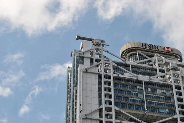 Chúng được hướng về phía tòa Bank of China để bảo vệ HSBC khỏi năng lượng xấu tỏa ra. Ảnh: Amusing Planet.