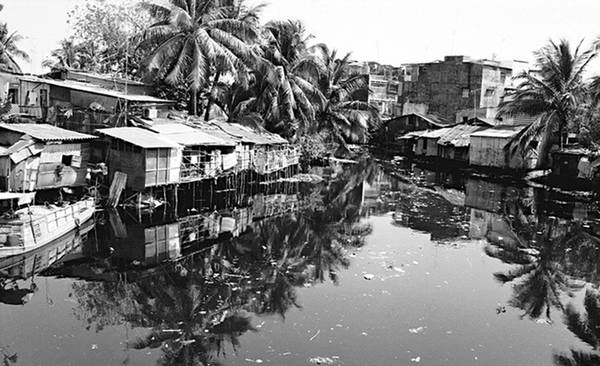 Thị Nghè  Không một người Sài Gòn nào không biết đến cây cầu bắc ngang qua khúc kênh Thị Nghè nổi tiếng nối liền quận 1 và quận Bình Thạnh. Theo quyển “Gia Đình thành thông chí” – mục “Trấn Phiên An” được viết bởi Trịnh Hoài Đức, vào năm 1820, Thị Nghè là tên gọi của người dân địa phương đặt cho bà Nguyễn Thị Khánh và cũng là tên được đặt cho cây cầu được bà xây dựng. Người dân kính trọng bà vì công khai hoang đất đai và bắc cầu đi lại qua sông cho dân chúng. Bà còn là vợ của một thư ký lúc đương thời, là trưởng nữ của quan Khâm sai Chánh thống Vân Trường Hầu Nguyễn Cửu Vân. Ảnh: Flickr.