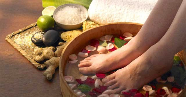 bị nứt gót chân là thiếu chất gì