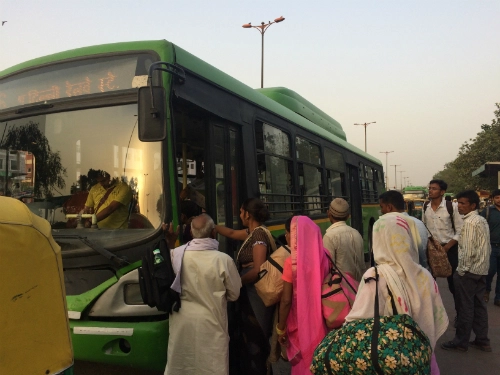 Người dân lên xe buýt ở trạm ga tàu Delhi Junction (Old Delhi) vào cuối ngày. Người dân lên xe buýt ở trạm ga tàu Delhi Junction (Old Delhi) vào cuối ngày.