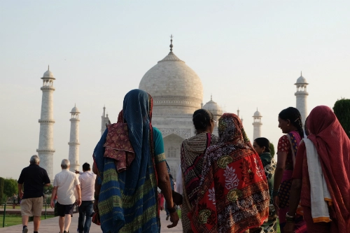 Du khách Ấn Độ và nước ngoài vào tham quan lăng Taj Mahal. Du khách Ấn Độ và nước ngoài vào tham quan lăng Taj Mahal.