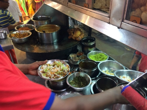 Một món ăn truyền thống của Ấn Độ được bày bán trong chợ chính của Varanasi. Một món ăn truyền thống của Ấn Độ được bày bán trong chợ chính của Varanasi.