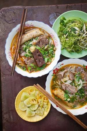 <strong>Dùng ánh sáng tự nhiên: </strong>Đây là thứ ánh sáng lý tưởng nhất khi chụp đồ ăn, nhưng bạn cần biết cách tận dụng một cách hợp lý. Nếu ở nhà hàng, hãy đặt trước để chọn bàn gần cửa sổ. Nếu không, bạn có thể chọn bàn gần cửa ra vào để có ánh sáng. Nếu chụp ảnh món ăn đường phố, hãy chọn nơi bạn có nhiều ánh sáng tự nhiên nhưng không bị nắng rọi trực tiếp. Thời điểm vàng để chụp là một giờ trước khi mặt trời lặn với thứ ánh sáng mềm mại mượt mà.