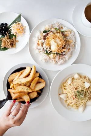 Nếu chụp trước khi ăn, bạn có thể bắt đầu chụp những thứ có sẵn trên bàn như ly tách, dao nĩa… Nếu có người cùng bàn, hãy để họ tương tác với đồ ăn bằng tay hoặc dao nĩa. Bức ảnh sẽ sống động hơn khi có dấu ấn của con người.