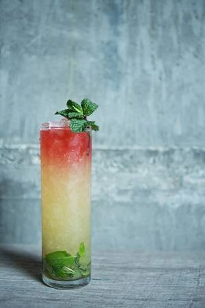 <strong>Mang đồ gọn nhẹ: </strong>Người xung quanh sẽ thấy khó chịu nếu bạn chụp ảnh với lỉnh kỉnh phụ tùng ở giữa phố. Bởi vậy khi đi du lịch, bạn nên mang càng ít đồ càng tốt và chỉ mang những thứ thực sự cần thiết.