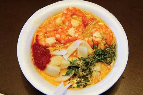 Món laksa được nấu với hải sản và nước cốt dừa Món laksa được nấu với hải sản và nước cốt dừa