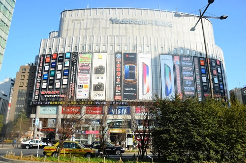 Yodobashi Camera có mặt tại rất nhiều đô thị lớn tại Nhật dễ khiến bạn lạc lối nhiều giờ đồng hồ trong thế giới hàng điện tử. Yodobashi Camera có mặt tại rất nhiều đô thị lớn tại Nhật dễ khiến bạn lạc lối nhiều giờ đồng hồ trong thế giới hàng điện tử.