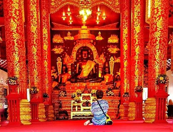 “Làm việc là điều không tránh khỏi, dù câu chuyện trong bức ảnh như thế nào đi chăng nữa. Cuộc sống không phải lúc nào cũng dễ dàng duy trì. Nó là một dòng chảy liên tục của những thử thách mà bạn phải vượt qua, nhưng đáng với từng giọt mồ hôi, nước mắt, và cả bia nữa”, cô tâm sự.  