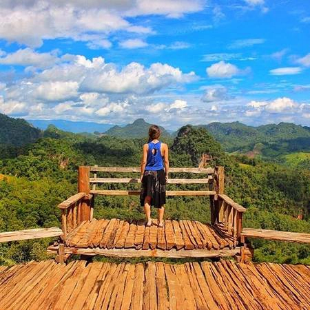 “Tôi cố gắng giao tiếp bằng ngôn ngữ bản địa. Tôi mua thức ăn ở chợ, đi lại bằng các loại phương tiện thú vị, gặp gỡ mọi người, trải nghiệm nền văn hóa, chứng kiến những điều tuyệt vời, uống một cốc bia, và ngày hôm sau lại như thế”, cô kể. 