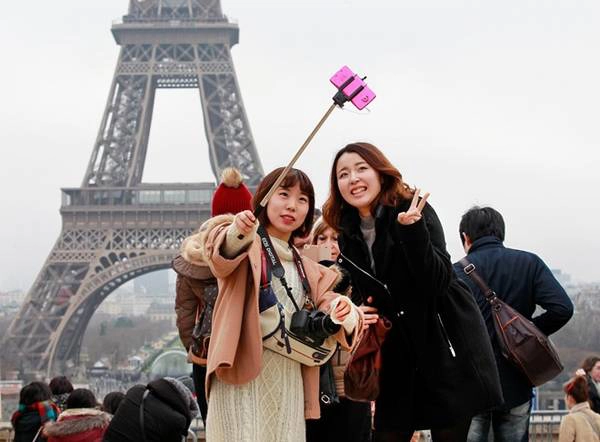 Hãy cẩn thận nạn móc túi khi bạn ở nơi nổi tiếng như tháp Eiffel. Ảnh: Jptimes. Hãy cẩn thận nạn móc túi khi bạn ở nơi nổi tiếng như tháp Eiffel. Ảnh: Jptimes.