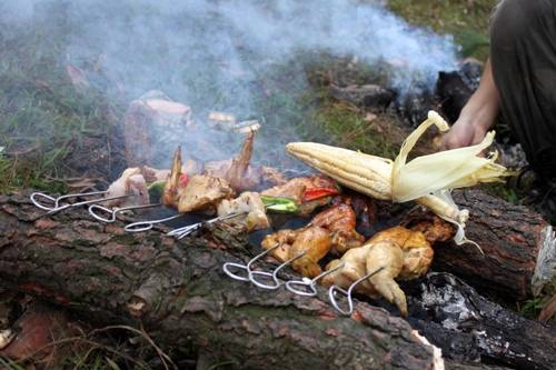 Tự túc nấu nướng sẽ rất thú vị nếu bạn đi du lịch trong rừng, phượt, lênh đênh trên biển hay leo núi. Ảnh: Thanh Hà. biquyettietkiemtoidadulichtet-ivivu-3
