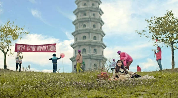 Ca khúc Bao giờ lấy chồng làm nên tên tuổi cho Bích Phương bởi tâm sự vừa hài hước, vừa chân thật của cô nàng "quá lứa" vẫn lưu luyến cuộc sống rong chơi. Xem MV, dân du lịch miền Bắc dễ dàng nhận ra bóng dáng ngôi chùa Bái Đính - một trong những di sản nằm trong quần thể danh thắng Tràng An, Ninh Bình. Chùa Bái Đính được chọn là địa điểm họp lớp kỷ niệm 10 năm ra trường, thay vì bạn bè dẫn con cái theo cùng thì Bích Phương vẫn đi một mình. Ca khúc Bao giờ lấy chồng làm nên tên tuổi cho Bích Phương bởi tâm sự vừa hài hước, vừa chân thật của cô nàng "quá lứa" vẫn lưu luyến cuộc sống rong chơi. Xem MV, dân du lịch miền Bắc dễ dàng nhận ra bóng dáng ngôi chùa Bái Đính - một trong những di sản nằm trong quần thể danh thắng Tràng An, Ninh Bình. Chùa Bái Đính được chọn là địa điểm họp lớp kỷ niệm 10 năm ra trường, thay vì bạn bè dẫn con cái theo cùng thì Bích Phương vẫn đi một mình.