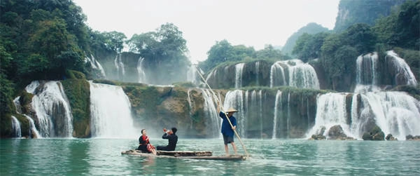 Thác Bản Giốc nằm trên biên giới Việt - Trung, nổi bật với vẻ đẹp vừa hùng vĩ của dòng nước từ độ cao 30 m, cuồn cuộn đổ xuống qua nhiều bậc thang, vừa yên ả, thanh bình qua bức tranh những chú trâu gặm cỏ trên đồng cỏ bạt ngàn. Dưới chân thác là mặt sông rộng, phẳng như gương, hai bên bờ là những thảm cỏ, vạt rừng xanh ngắt đẹp đến nao lòng. Thác Bản Giốc nằm trên biên giới Việt - Trung, nổi bật với vẻ đẹp vừa hùng vĩ của dòng nước từ độ cao 30 m, cuồn cuộn đổ xuống qua nhiều bậc thang, vừa yên ả, thanh bình qua bức tranh những chú trâu gặm cỏ trên đồng cỏ bạt ngàn. Dưới chân thác là mặt sông rộng, phẳng như gương, hai bên bờ là những thảm cỏ, vạt rừng xanh ngắt đẹp đến nao lòng.