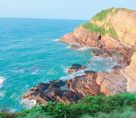 Thời điểm thích hợp nhất để đến Cô Tô là mùa hè, từ tháng 9 trở đi trời mưa nhiều, đến mùa đông nước biển lại khá lạnh không thích hợp để tắm biển. Đến Cô Tô, bạn sẽ ngỡ ngàng trước cảnh đẹp hoang sơ, thanh bình của bãi đá Cầu Mỵ, bãi biển Hồng Vàn, bãi biển Vàn Chải, con đường Tình Yêu, đảo Cô Tô con... Ảnh: quinngoc Thời điểm thích hợp nhất để đến Cô Tô là mùa hè, từ tháng 9 trở đi trời mưa nhiều, đến mùa đông nước biển lại khá lạnh không thích hợp để tắm biển. Đến Cô Tô, bạn sẽ ngỡ ngàng trước cảnh đẹp hoang sơ, thanh bình của bãi đá Cầu Mỵ, bãi biển Hồng Vàn, bãi biển Vàn Chải, con đường Tình Yêu, đảo Cô Tô con... Ảnh: quinngoc