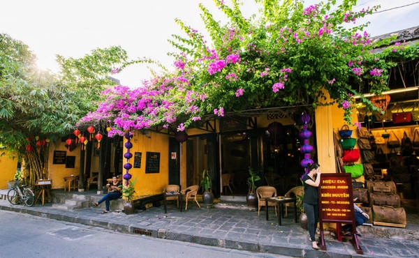 Hội An luôn là lựa chọn yêu thích của du khách cả trong và ngoài nước. Chút cổ kính, rêu phong, trầm mặc nhưng lại được đầu tư về dịch vụ khiến đô thị cổ này trở thành một trong những cái tên nổi bật nhất của du lịch Việt Nam. Hội An cũng là địa điểm lý tưởng cho những người mê sống ảo bởi đâu đâu cũng có thể là một góc studio nghệ thuật cho bạn, chỉ cần giơ máy lên là có ảnh đẹp. Hội An luôn là lựa chọn yêu thích của du khách cả trong và ngoài nước. Chút cổ kính, rêu phong, trầm mặc nhưng lại được đầu tư về dịch vụ khiến đô thị cổ này trở thành một trong những cái tên nổi bật nhất của du lịch Việt Nam. Hội An cũng là địa điểm lý tưởng cho những người mê sống ảo bởi đâu đâu cũng có thể là một góc studio nghệ thuật cho bạn, chỉ cần giơ máy lên là có ảnh đẹp.
