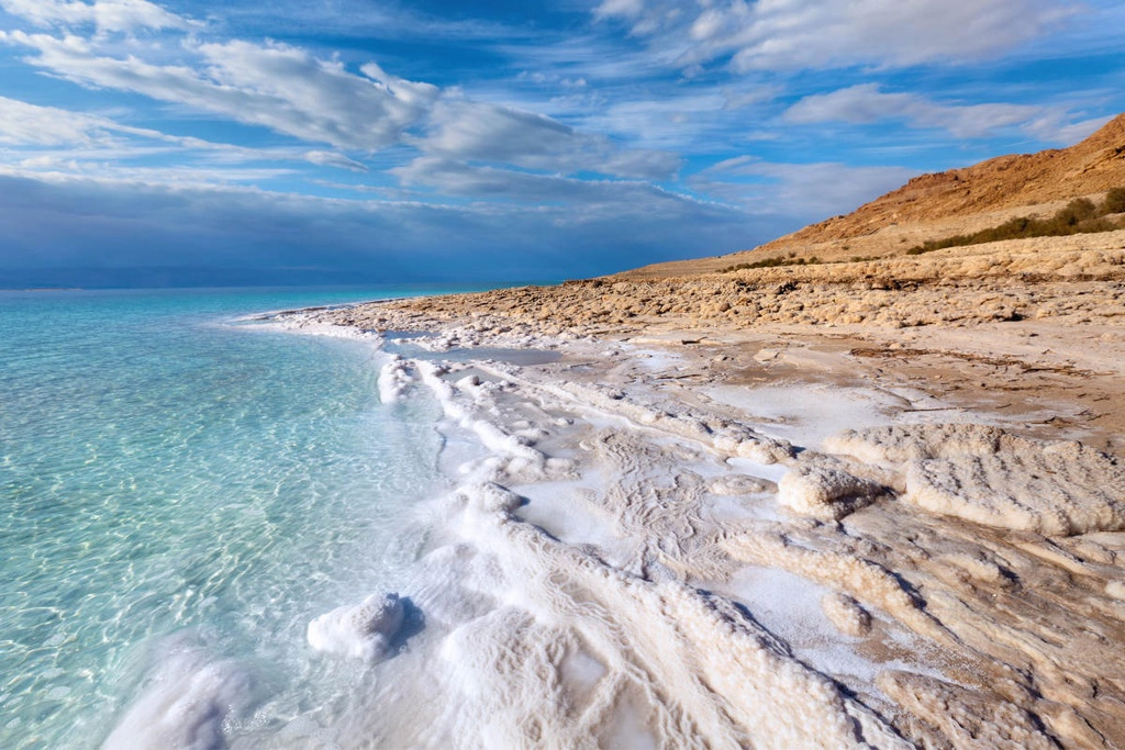 Nằm trên biên giới giữa Bờ Tây, Israel và Jordan, biển Chết thực chất là một hồ nước mặn có diện tích 1.000 km2. Nơi đây còn được biết tới là điểm thấp nhất trên bề mặt Trái Đất khi ở vị trí 423 m dưới mực nước biển. Ảnh: Getty