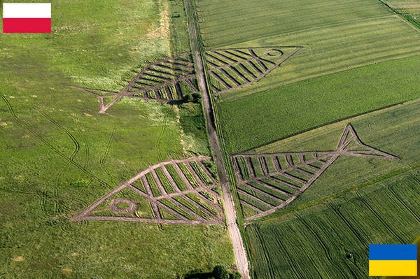 <strong>Ba Lan và Ukraina: </strong> Trong suốt tháng 6 và 7/2011, Jarosław Koziara cùng các nghệ sĩ Ba Lan và Ukraine trồng hạt giống để tạo hình chú cá nằm ở hai quốc gia. Qua đó, Koziara muốn thể hiện thông điệp văn hóa và thiên nhiên đã vượt ra khỏi biên giới do con người tạo nên. Đây cũng là biểu tượng cho sự hợp tác giữa nghệ sĩ hai nước. <strong>Ba Lan và Ukraina: </strong> Trong suốt tháng 6 và 7/2011, Jarosław Koziara cùng các nghệ sĩ Ba Lan và Ukraine trồng hạt giống để tạo hình chú cá nằm ở hai quốc gia. Qua đó, Koziara muốn thể hiện thông điệp văn hóa và thiên nhiên đã vượt ra khỏi biên giới do con người tạo nên. Đây cũng là biểu tượng cho sự hợp tác giữa nghệ sĩ hai nước.