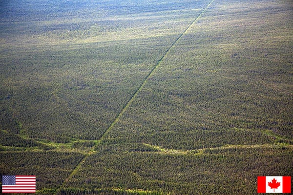 <strong>Mỹ và Canada: </strong> Đường biên giới Mỹ - Canada đoạn qua Alaska dài hơn 1.000 km, chạy thẳng từ núi St. Elias đến biển Beaufort, theo kinh tuyến 141. Hơn một thế kỷ trước, các đội thi công đã phải vật lộn để "vạch" một đường thẳng ranh giới bằng bê tông đi qua các đỉnh núi và thung lũng ở phần đất này. <strong>Mỹ và Canada: </strong> Đường biên giới Mỹ - Canada đoạn qua Alaska dài hơn 1.000 km, chạy thẳng từ núi St. Elias đến biển Beaufort, theo kinh tuyến 141. Hơn một thế kỷ trước, các đội thi công đã phải vật lộn để "vạch" một đường thẳng ranh giới bằng bê tông đi qua các đỉnh núi và thung lũng ở phần đất này.