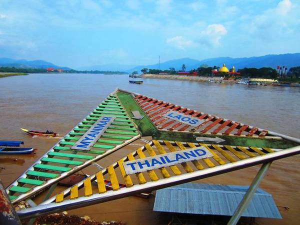 <strong>Myanmar, Lào và Thái Lan: </strong> Nơi giáp ranh giữa ba nước Đông Nam Á này nằm trên sông Mekong, còn được biết đến với tên gọi Tam Giác Vàng. Trước kia, vùng đất này nổi tiếng trồng thuốc phiện nhưng ngày nay là khu du lịch sinh thái lý tưởng. <strong>Myanmar, Lào và Thái Lan: </strong> Nơi giáp ranh giữa ba nước Đông Nam Á này nằm trên sông Mekong, còn được biết đến với tên gọi Tam Giác Vàng. Trước kia, vùng đất này nổi tiếng trồng thuốc phiện nhưng ngày nay là khu du lịch sinh thái lý tưởng.