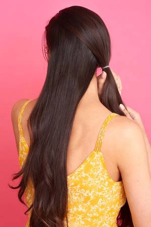Chia tóc thành 2 phần theo đường chéo từ đỉnh đầu xuống phía dưới tai phải và cột lại phần tóc đó bằng dây thun.