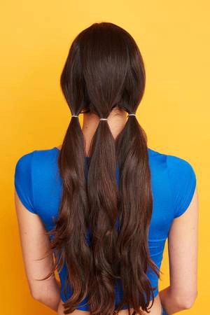 Buộc thấp 3 phần tóc bằng dây thun.
