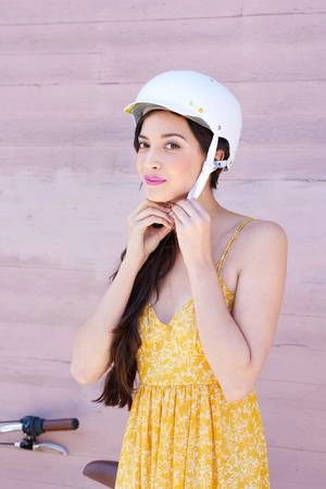 Kiểu tóc này là sự kết hợp giữa hiện đại và cổ điển, bạn rất dễ dàng để hoàn thành được kiểu tóc nữ tính này chỉ trong vòng ít phút.