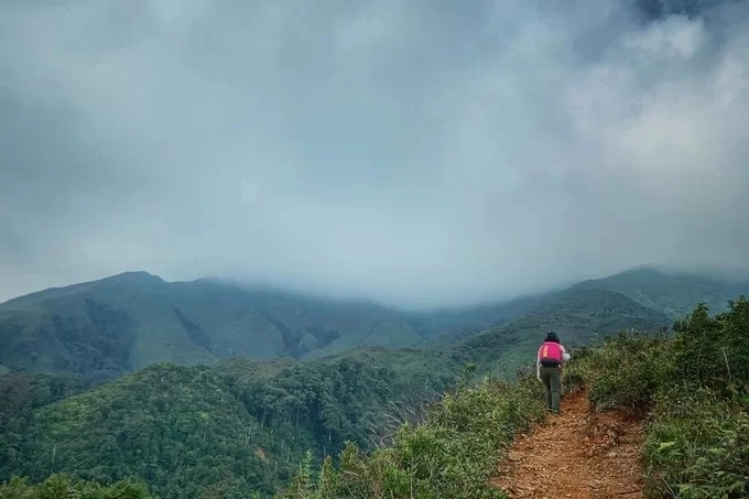 Tà Chì Nhù thử thách ý chí và thể lực người leo núi. Có đoạn dễ đi, nhưng có đoạn dốc dựng đứng và trơn trượt do mây mù quá dày, độ ẩm cao, mưa bụi thấm lạnh. Không ít người bỏ cuộc, hoặc dừng giữa chừng vì không đủ sức đi tiếp.