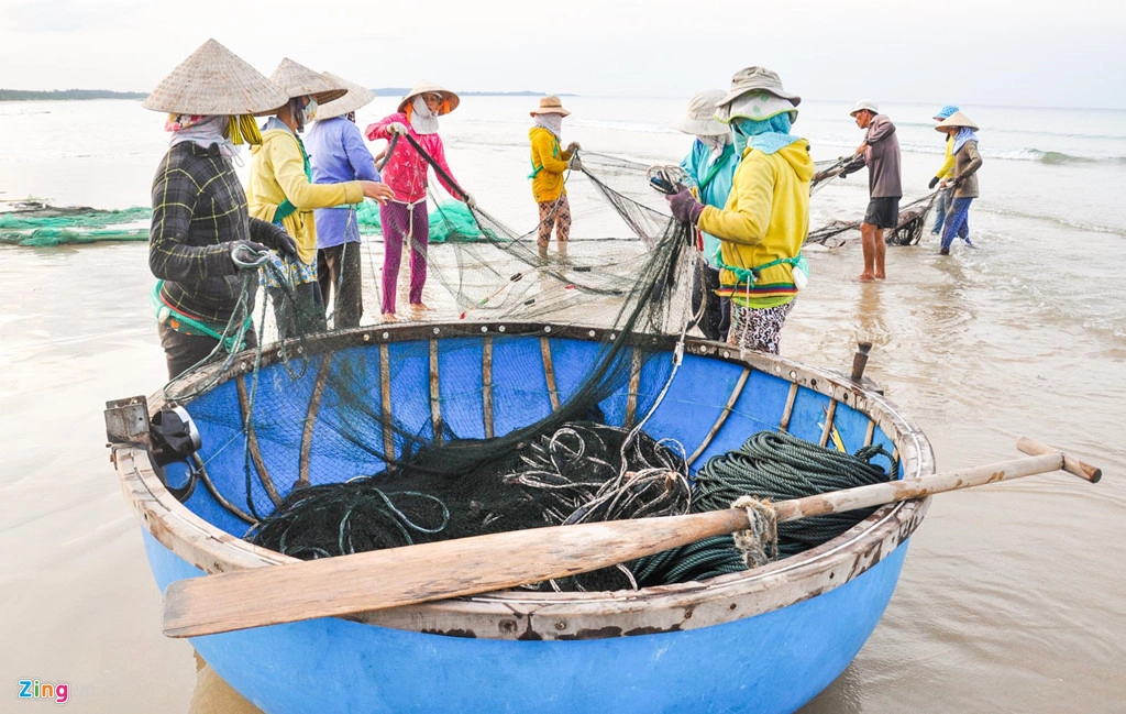 Ngoài ra, du khách đến đây cũng có cơ hội tự tay thả lưới vây bắt cá dọc ven biển cùng dân chài.