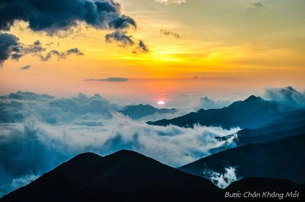 Vượt qua hơn 200 km đường đèo dốc quanh co từ Hà Nội, thành quả mà bạn sẽ nhận là niềm hân hoan tột độ khi được tận mắt ngắm nhìn biển mây bồng bềnh trong ánh rực rỡ của bình minh. Vượt qua hơn 200 km đường đèo dốc quanh co từ Hà Nội, thành quả mà bạn sẽ nhận là niềm hân hoan tột độ khi được tận mắt ngắm nhìn biển mây bồng bềnh trong ánh rực rỡ của bình minh.