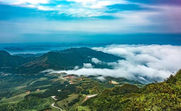 Thời tiết trên đỉnh Mẫu Sơn hội tụ đủ 4 mùa trong ngày, để chiêm ngưỡng biển mây trên núi cần một chút may mắn và cái duyên khi đến đây. Thời tiết trên đỉnh Mẫu Sơn hội tụ đủ 4 mùa trong ngày, để chiêm ngưỡng biển mây trên núi cần một chút may mắn và cái duyên khi đến đây.